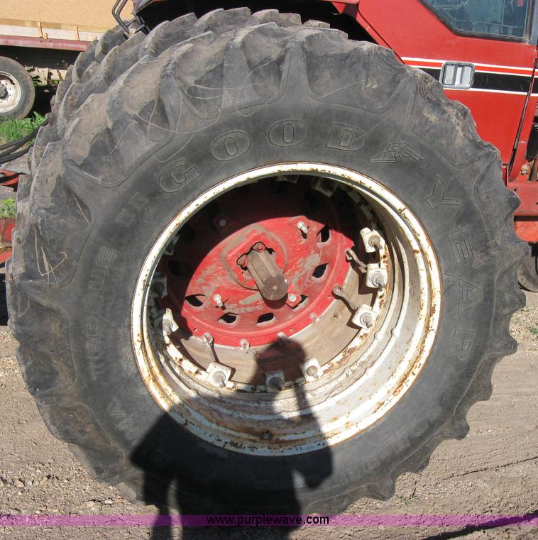 image for item 2229 1975 International 1586 tractor