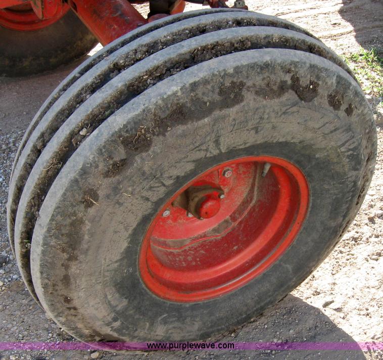 image for item 2229 1975 International 1586 tractor