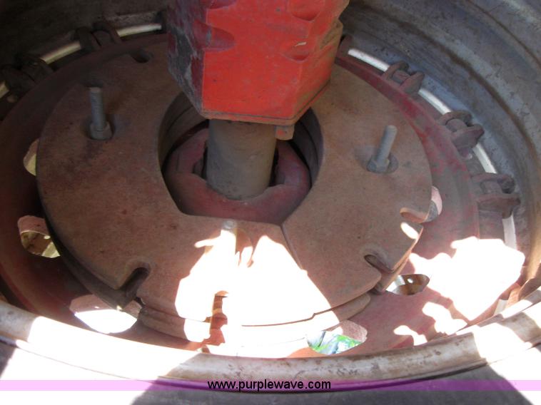 image for item 2229 1975 International 1586 tractor