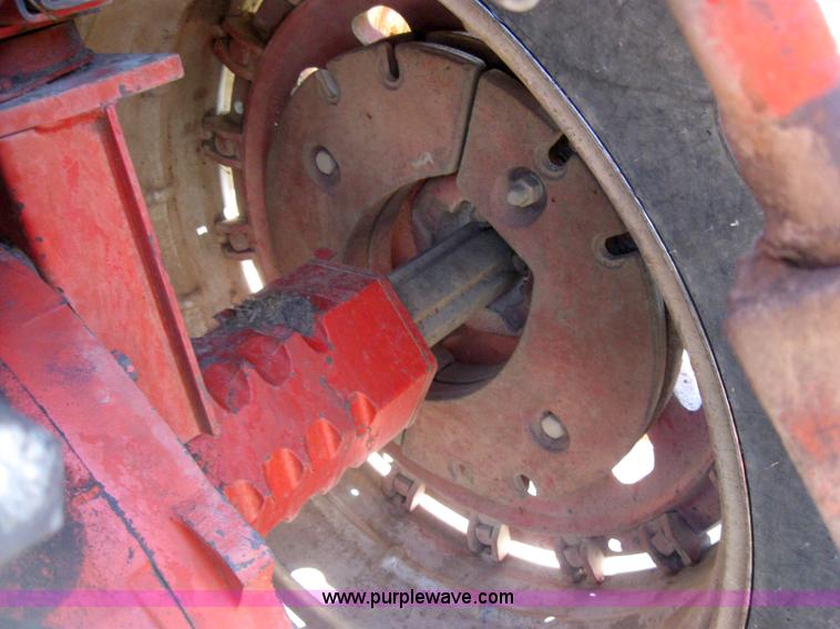 image for item 2229 1975 International 1586 tractor