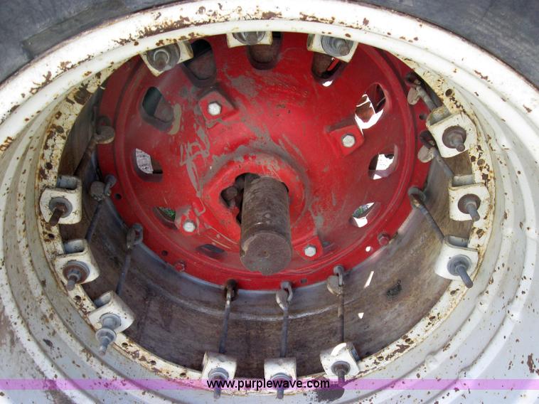 image for item 2229 1975 International 1586 tractor