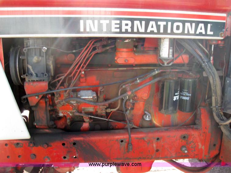 image for item 2229 1975 International 1586 tractor