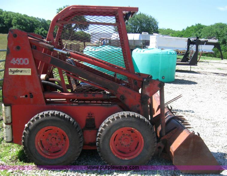 image for item 2238 Gehl 4400 hydracat skid steer