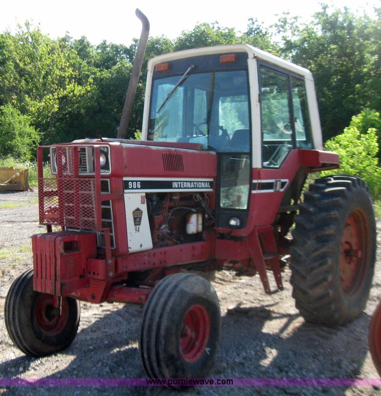 image for item 2270 1976 International 986 tractor