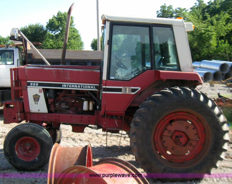 image for item 2270 1976 International 986 tractor
