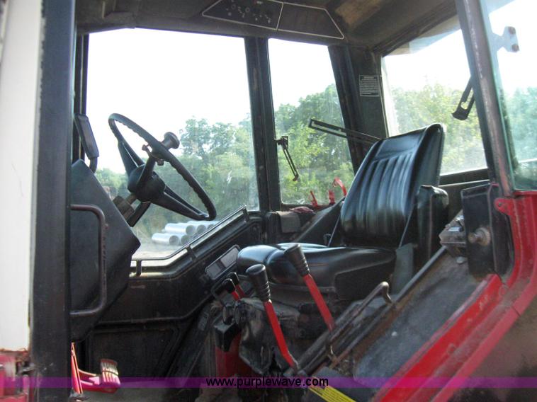 image for item 2270 1976 International 986 tractor