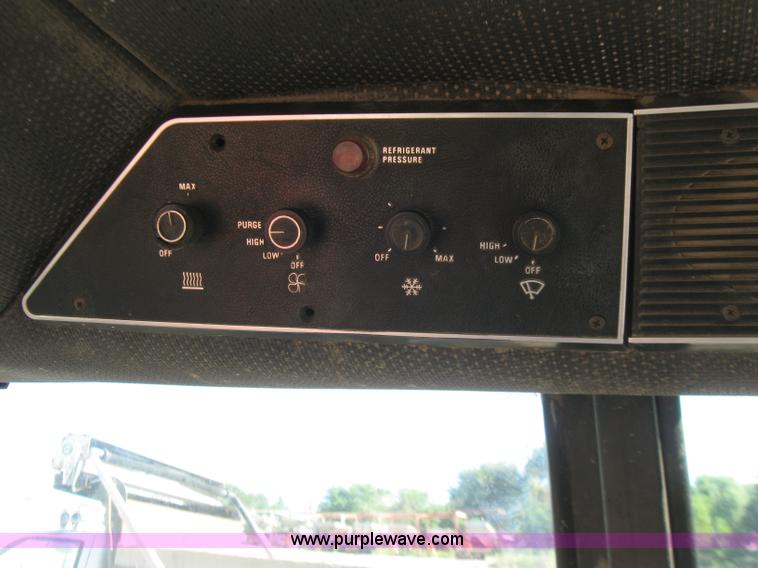 image for item 2270 1976 International 986 tractor