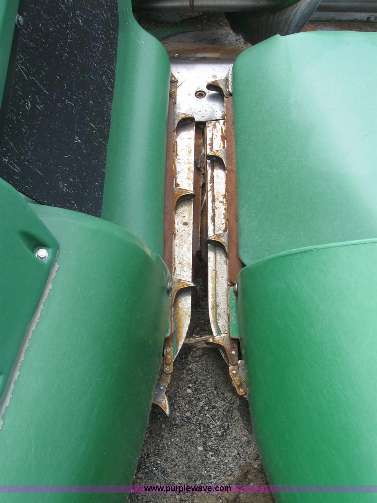 image for item 2277 1998 John Deere 893 corn head