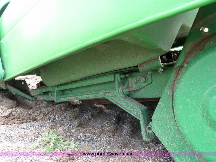 image for item 2277 1998 John Deere 893 corn head