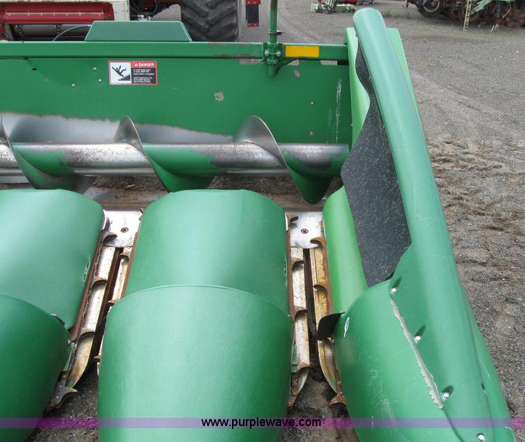 image for item 2277 1998 John Deere 893 corn head
