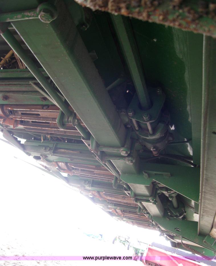 image for item 2277 1998 John Deere 893 corn head