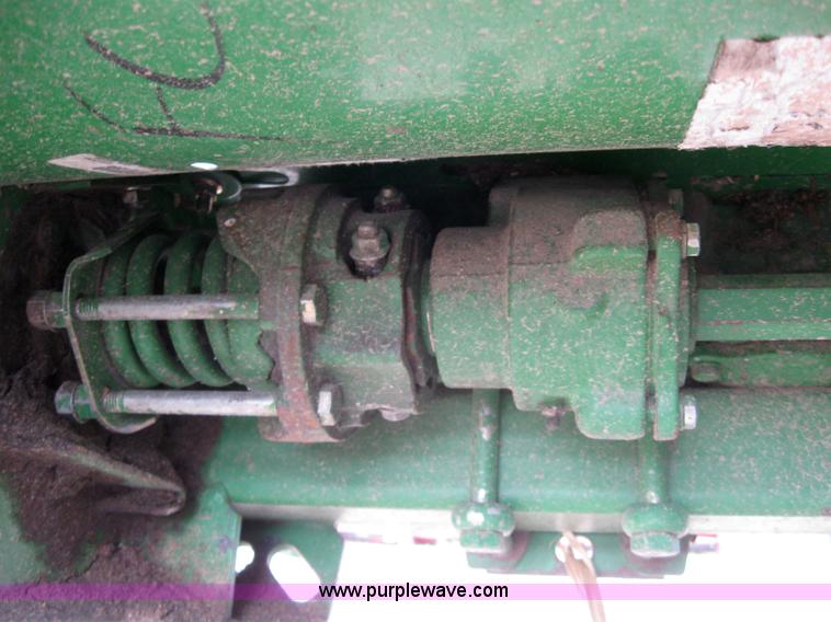 image for item 2277 1998 John Deere 893 corn head
