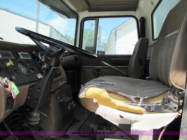 image for item 2282 1989 Ford LN8000F truck