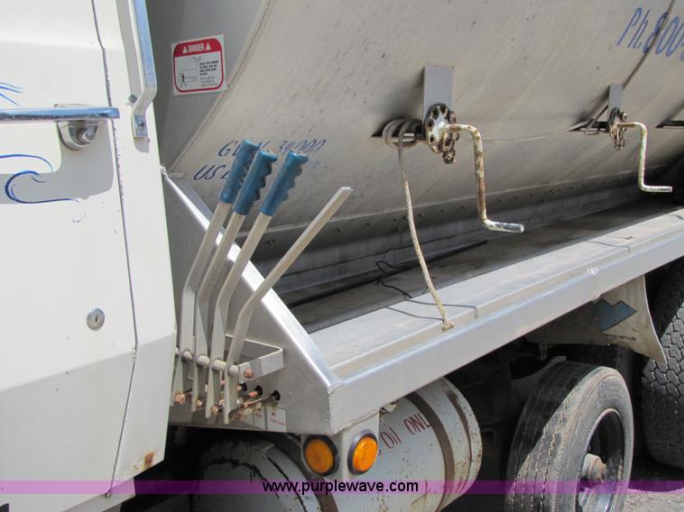 image for item 2282 1989 Ford LN8000F truck