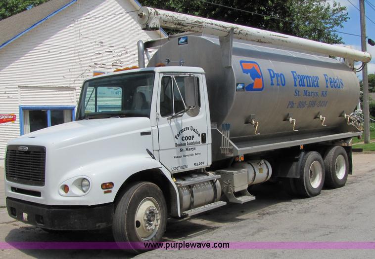 image for item 2283 1999 Freightliner Medium Conventional FL112 truck