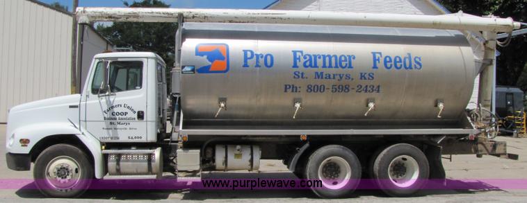 image for item 2283 1999 Freightliner Medium Conventional FL112 truck