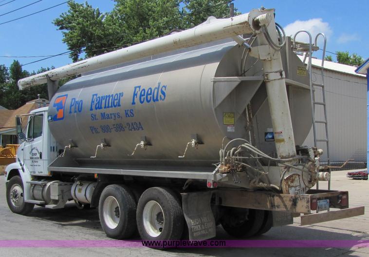 image for item 2283 1999 Freightliner Medium Conventional FL112 truck