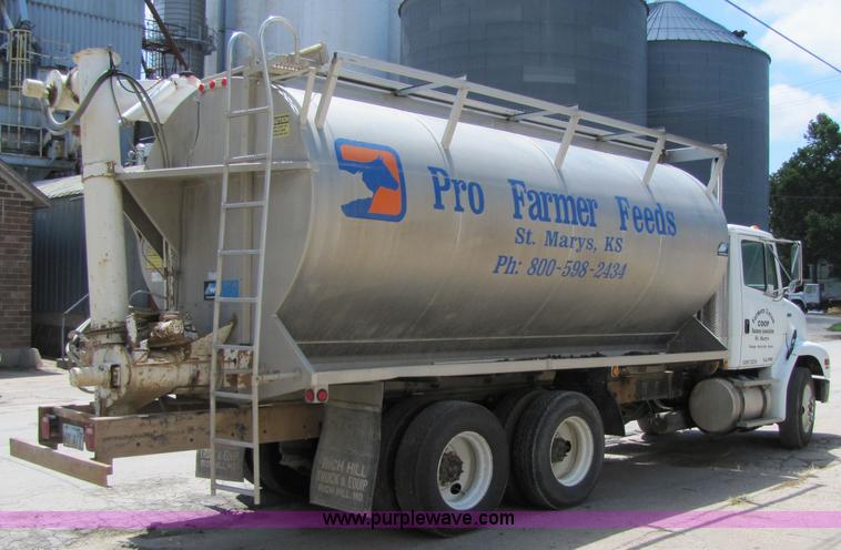 image for item 2283 1999 Freightliner Medium Conventional FL112 truck