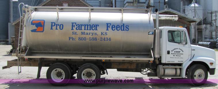 image for item 2283 1999 Freightliner Medium Conventional FL112 truck