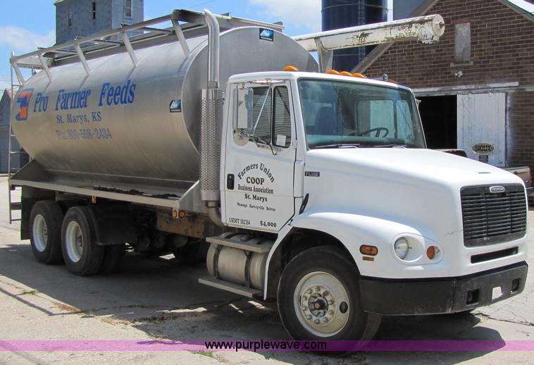 image for item 2283 1999 Freightliner Medium Conventional FL112 truck