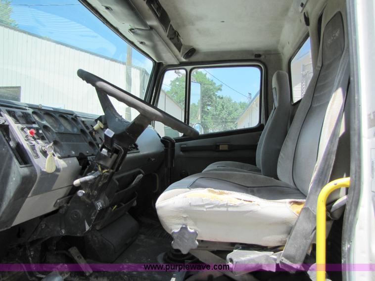 image for item 2283 1999 Freightliner Medium Conventional FL112 truck