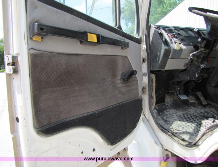 image for item 2283 1999 Freightliner Medium Conventional FL112 truck