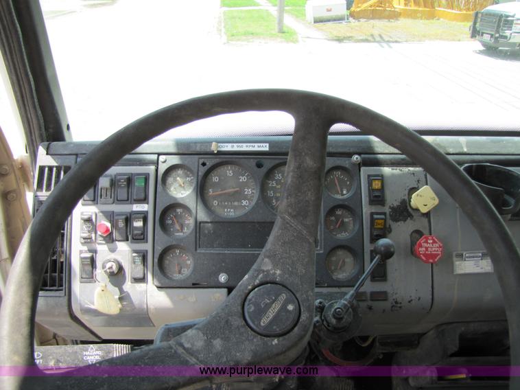 image for item 2283 1999 Freightliner Medium Conventional FL112 truck