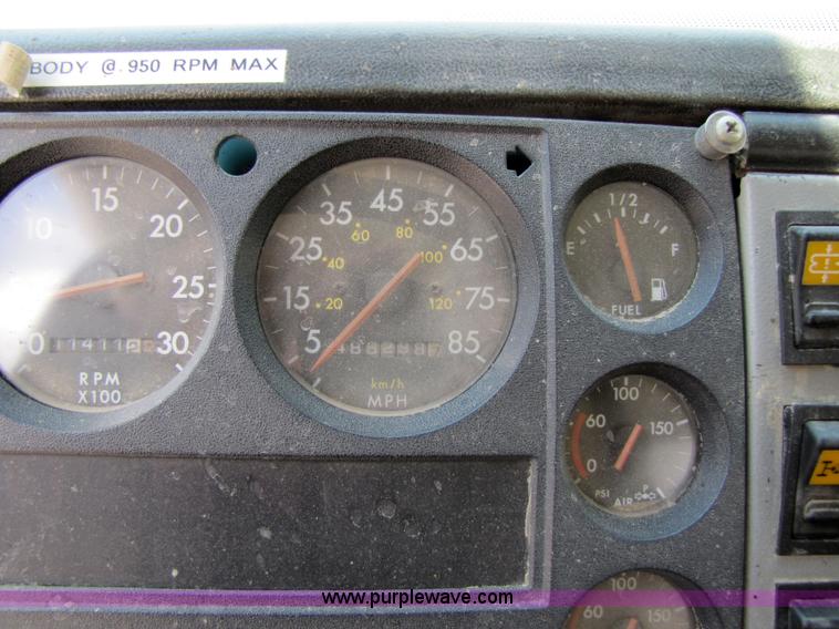 image for item 2283 1999 Freightliner Medium Conventional FL112 truck