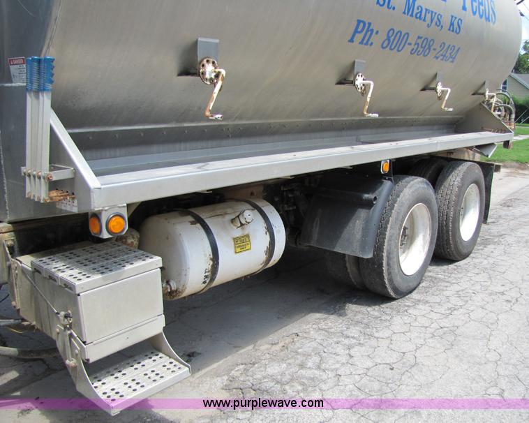 image for item 2283 1999 Freightliner Medium Conventional FL112 truck