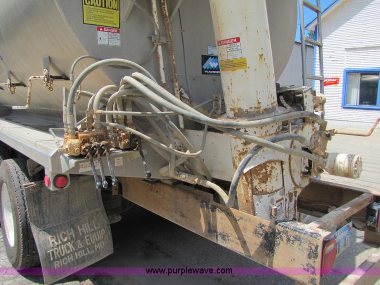 image for item 2283 1999 Freightliner Medium Conventional FL112 truck