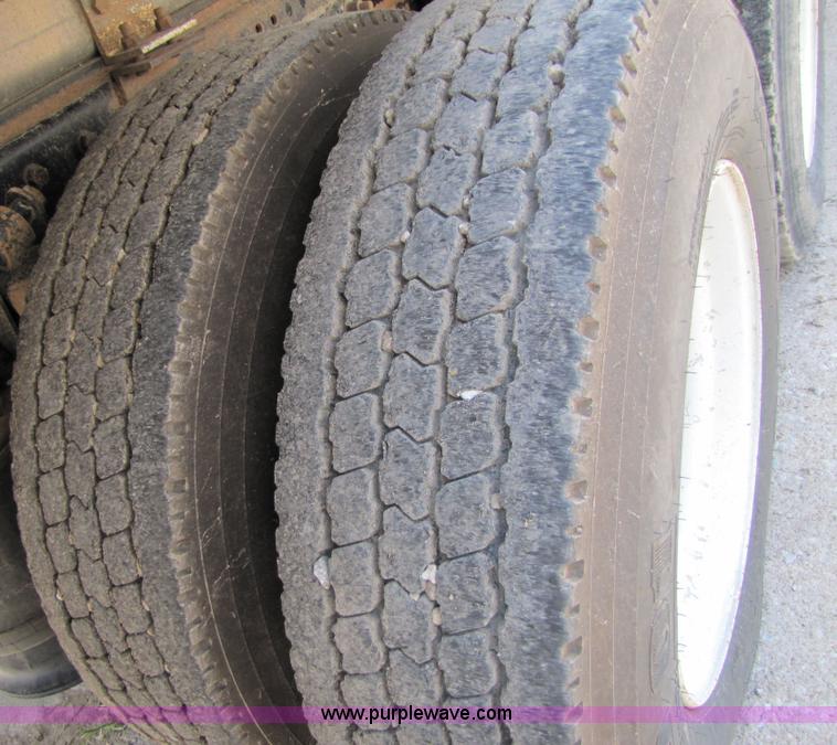 image for item 2283 1999 Freightliner Medium Conventional FL112 truck