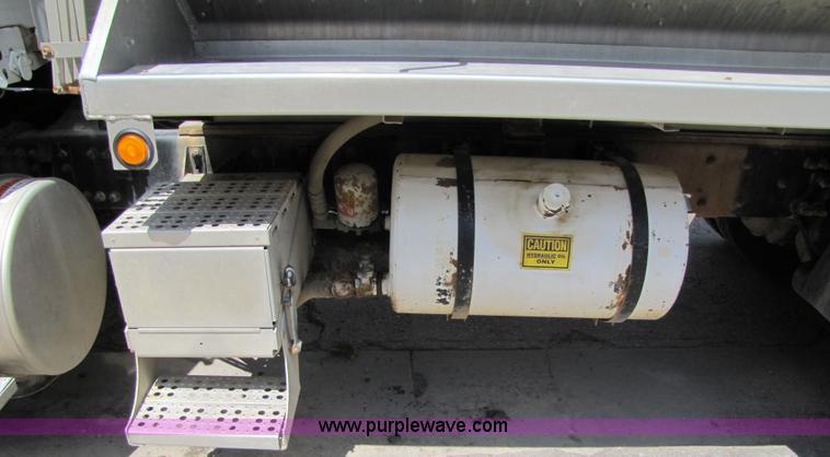 image for item 2283 1999 Freightliner Medium Conventional FL112 truck