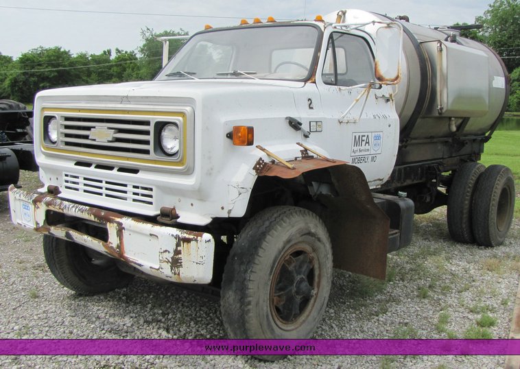 image for item 3333 1990 Chevrolet C-70 cab and chassis