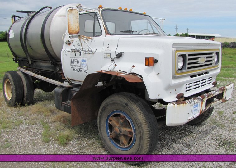 image for item 3333 1990 Chevrolet C-70 cab and chassis