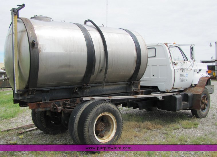 image for item 3333 1990 Chevrolet C-70 cab and chassis