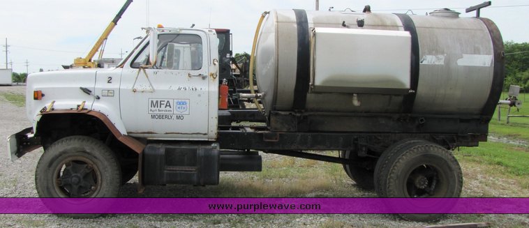 image for item 3333 1990 Chevrolet C-70 cab and chassis