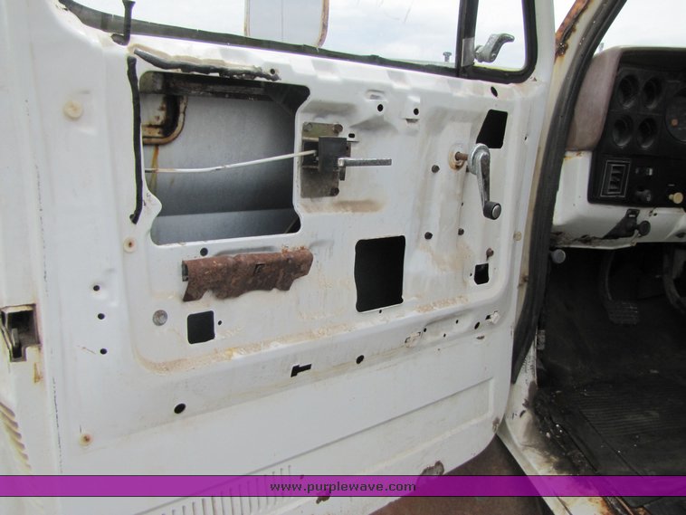 image for item 3333 1990 Chevrolet C-70 cab and chassis