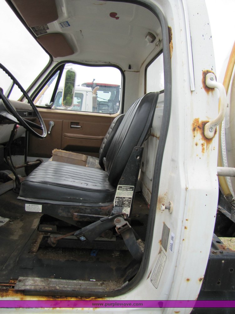 image for item 3333 1990 Chevrolet C-70 cab and chassis
