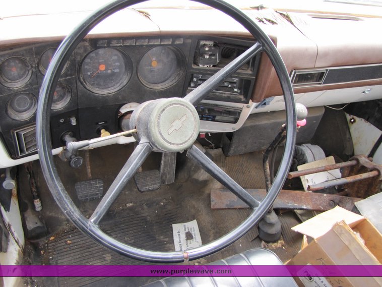 image for item 3333 1990 Chevrolet C-70 cab and chassis