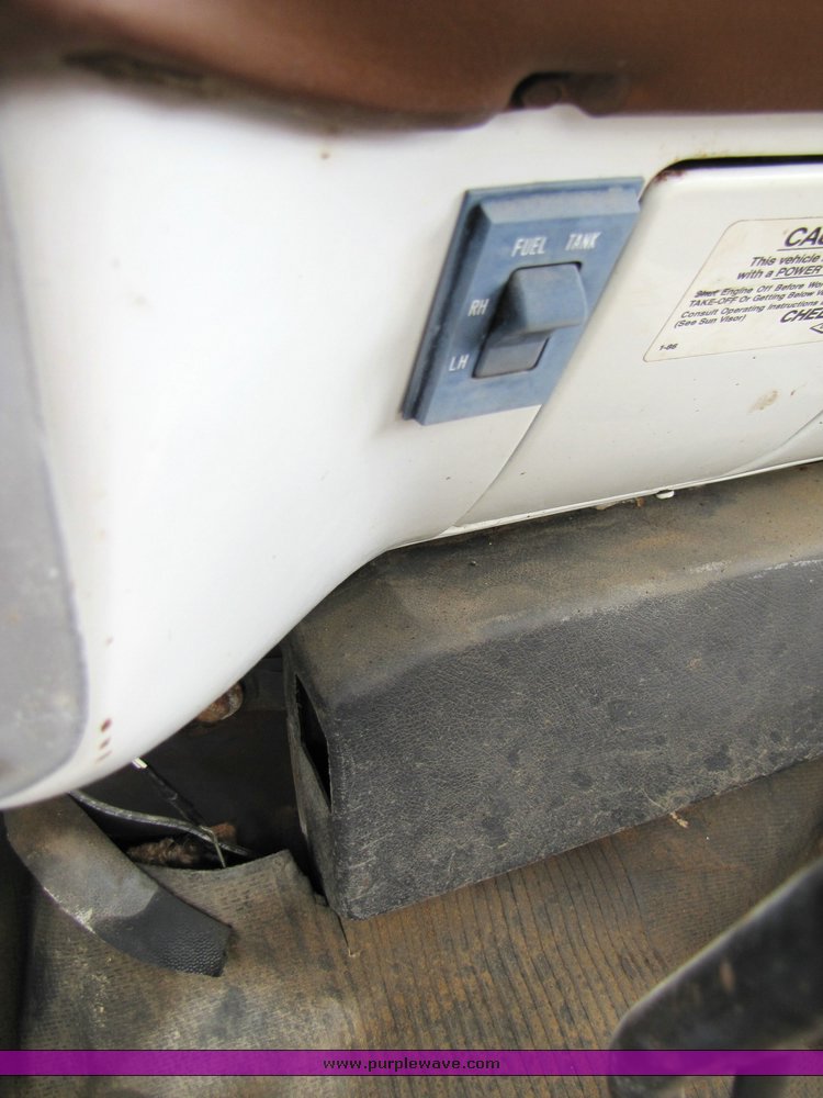 image for item 3333 1990 Chevrolet C-70 cab and chassis