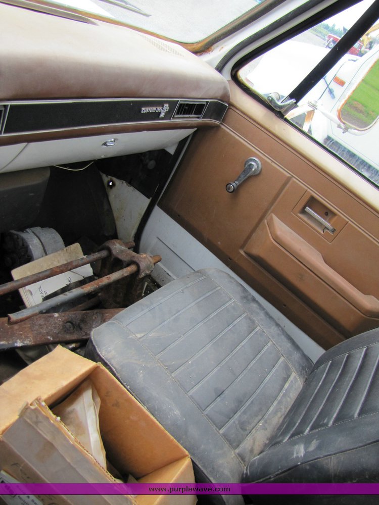 image for item 3333 1990 Chevrolet C-70 cab and chassis