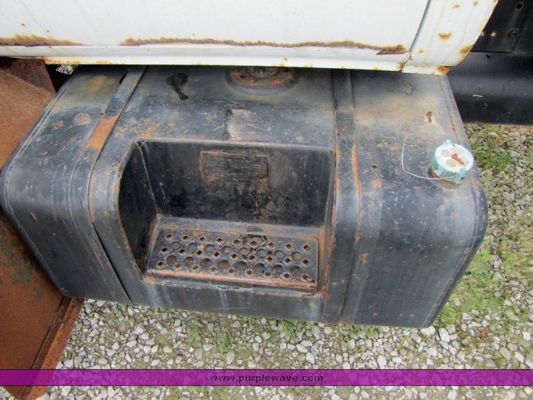 image for item 3333 1990 Chevrolet C-70 cab and chassis