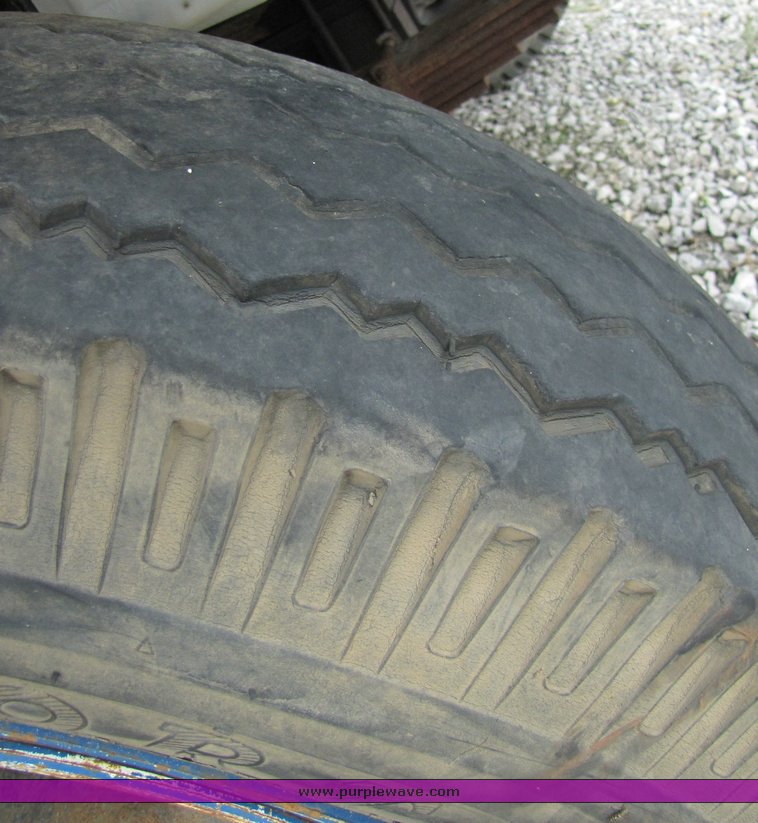 image for item 3333 1990 Chevrolet C-70 cab and chassis