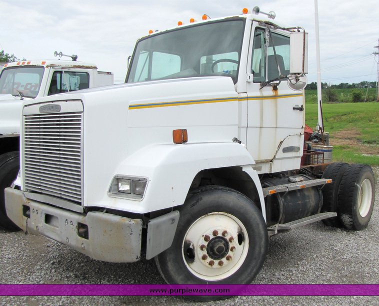 image for item 3334 1987 Freightliner Medium Conventional day cab semi truck