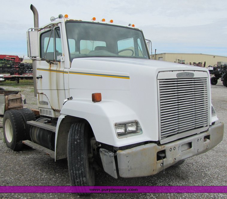 image for item 3334 1987 Freightliner Medium Conventional day cab semi truck