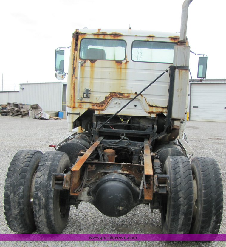 image for item 3334 1987 Freightliner Medium Conventional day cab semi truck