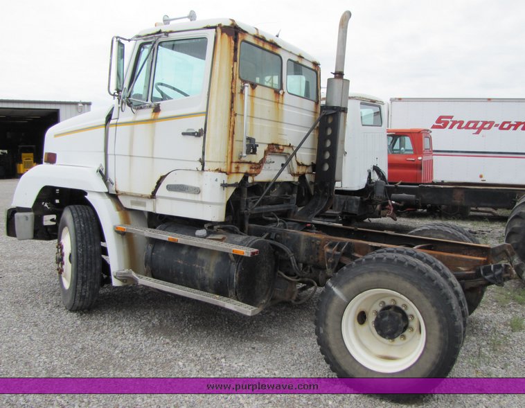 image for item 3334 1987 Freightliner Medium Conventional day cab semi truck
