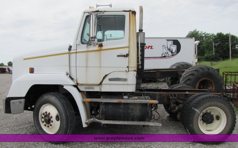 image for item 3334 1987 Freightliner Medium Conventional day cab semi truck
