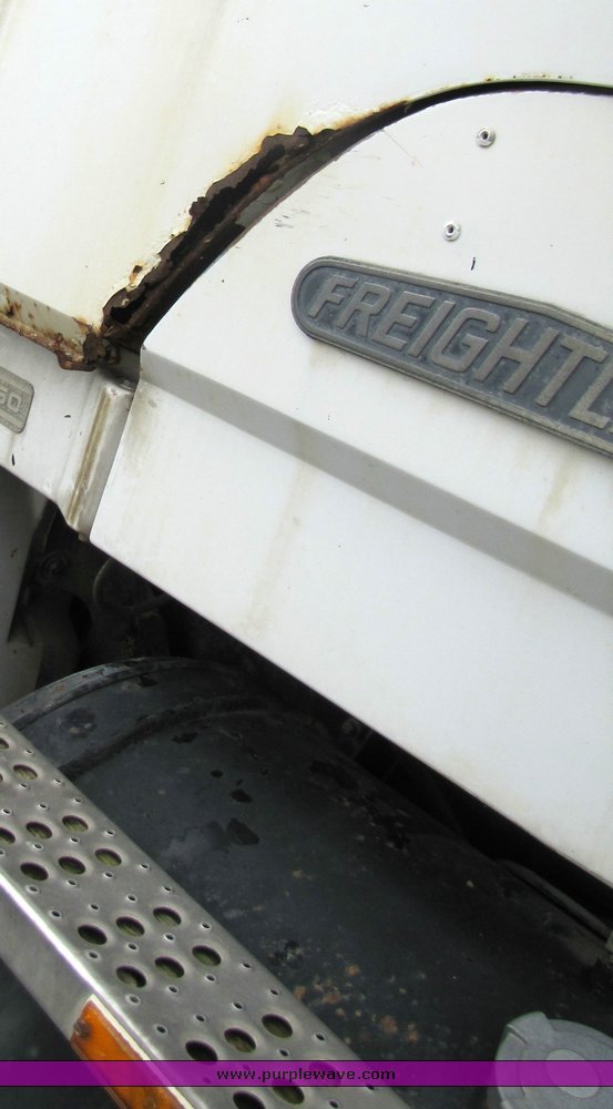 image for item 3334 1987 Freightliner Medium Conventional day cab semi truck
