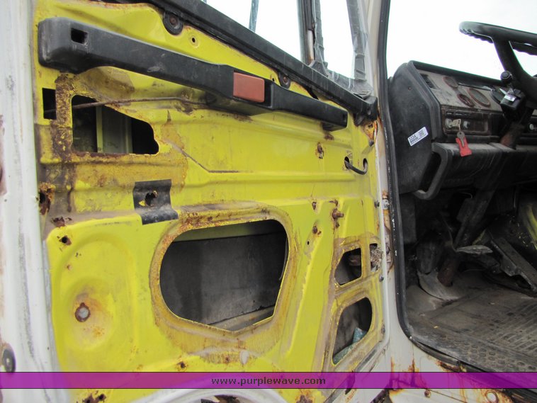 image for item 3334 1987 Freightliner Medium Conventional day cab semi truck